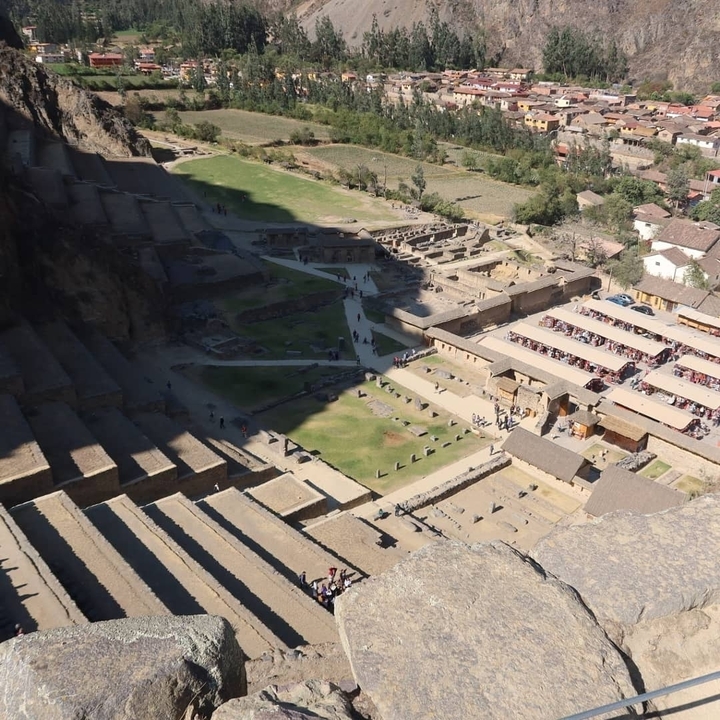 Ruines incas avec des visiteurs.
