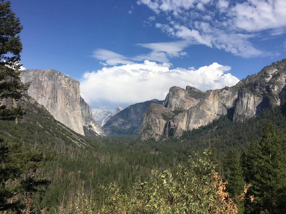 Formations rocheuses naturelles emblématiques et vallée du parc national de Yosemite.