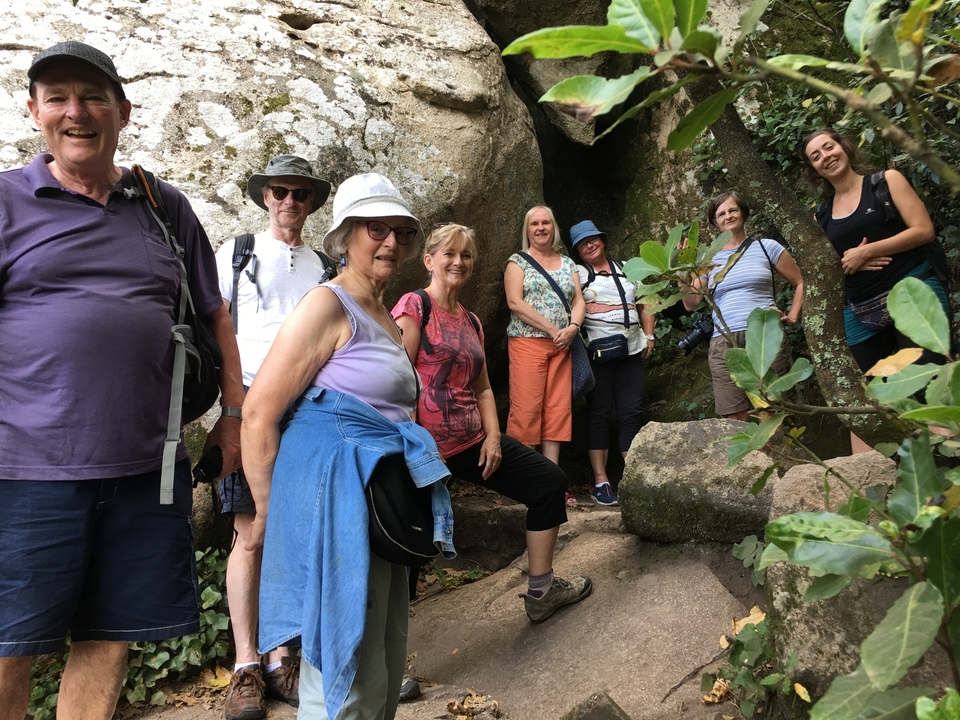 Un groupe de randonneurs posant sur un sentier rocheux.