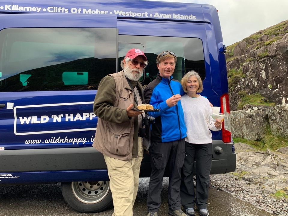 Trois personnes posant devant un van de tournée.