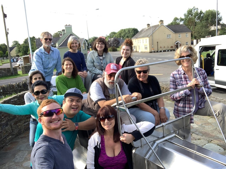 Groupe de personnes dans une rue posant pour une photo.