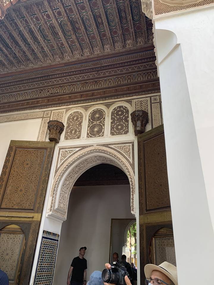 Architecture marocaine complexe avec des gens qui explorent.