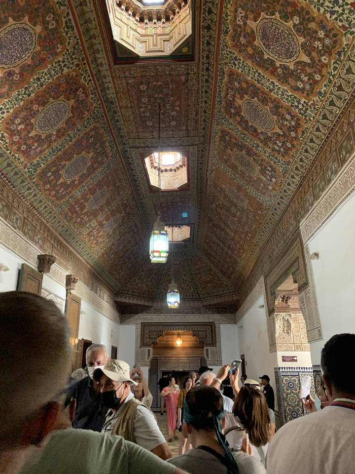 Plafond avec des motifs marocains complexes dans une pièce bondée.