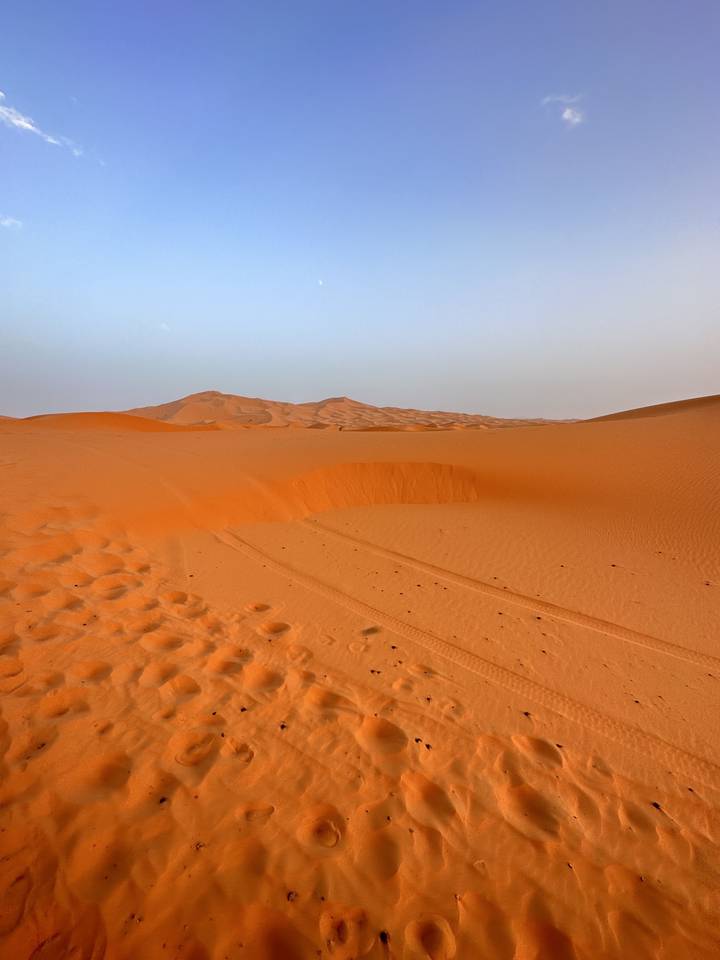 Dunes de sable du désert sous un ciel bleu.