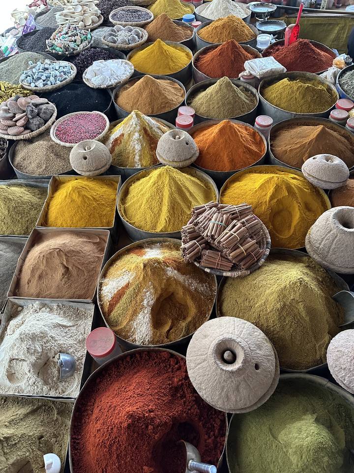 Épices et herbes aux couleurs vives à vendre.