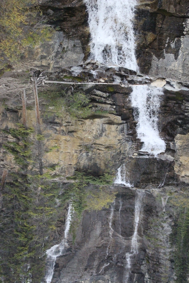Cascade dévalant une falaise rocheuse.