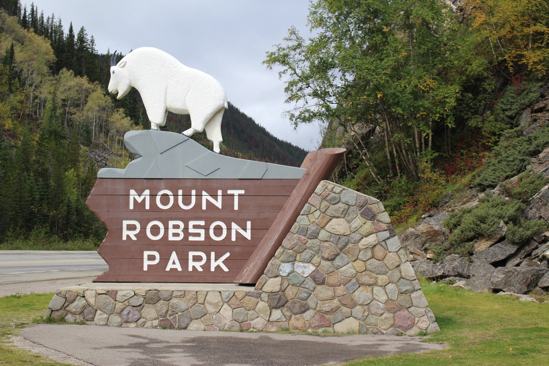 Panneau du parc du mont Robson avec des arbres et des montagnes.