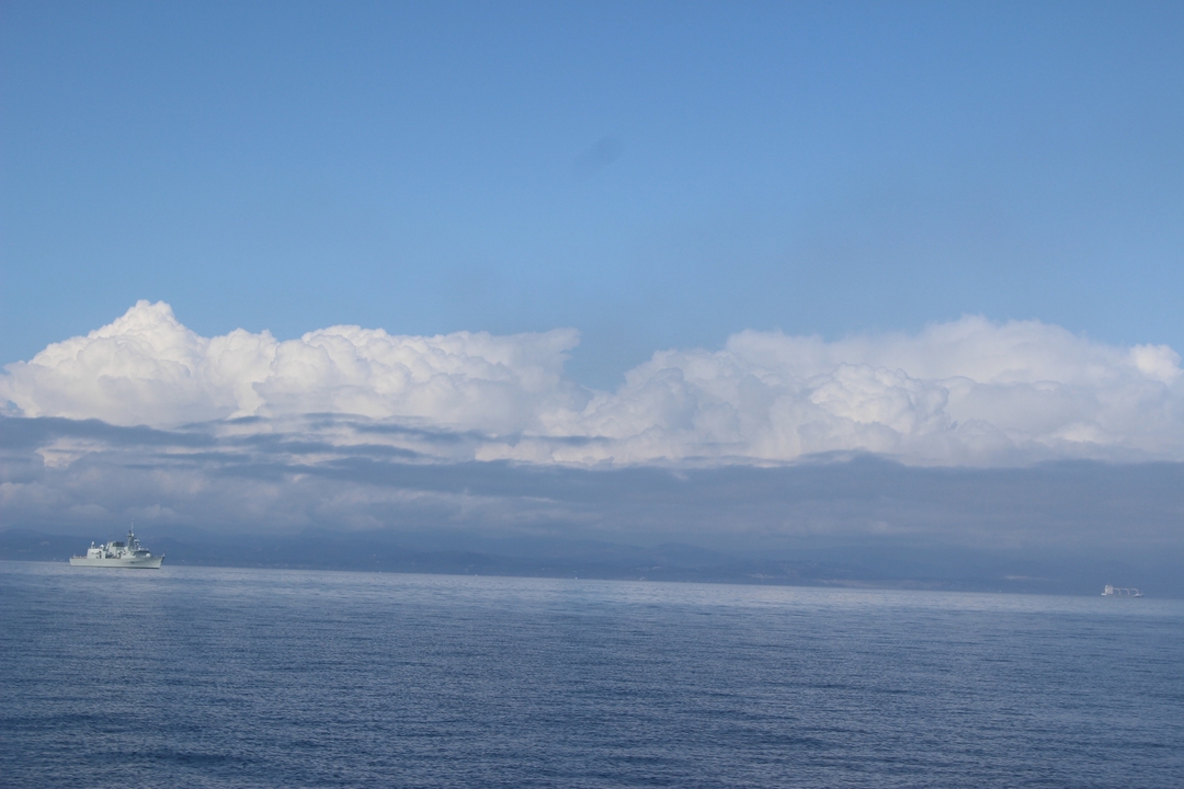 Mer ouverte avec des navires visibles à l'horizon.
