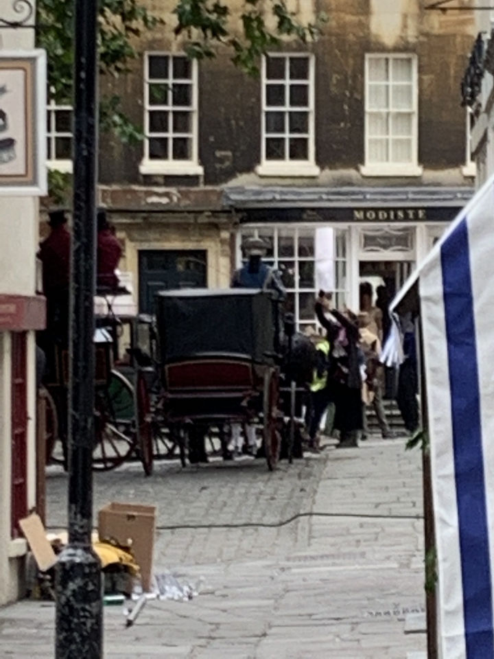 Une scène de rue floue avec un cheval et une calèche.