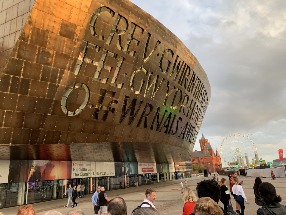 Un grand bâtiment avec un lettrage artistique sur sa façade.