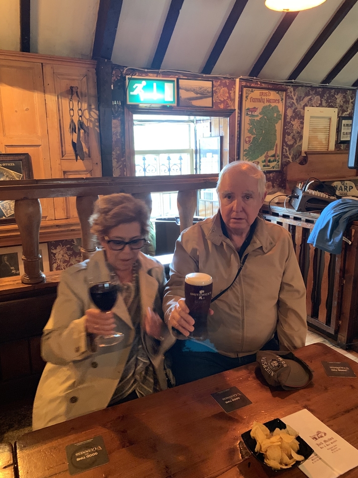 Couple âgé savourant des boissons dans un pub.