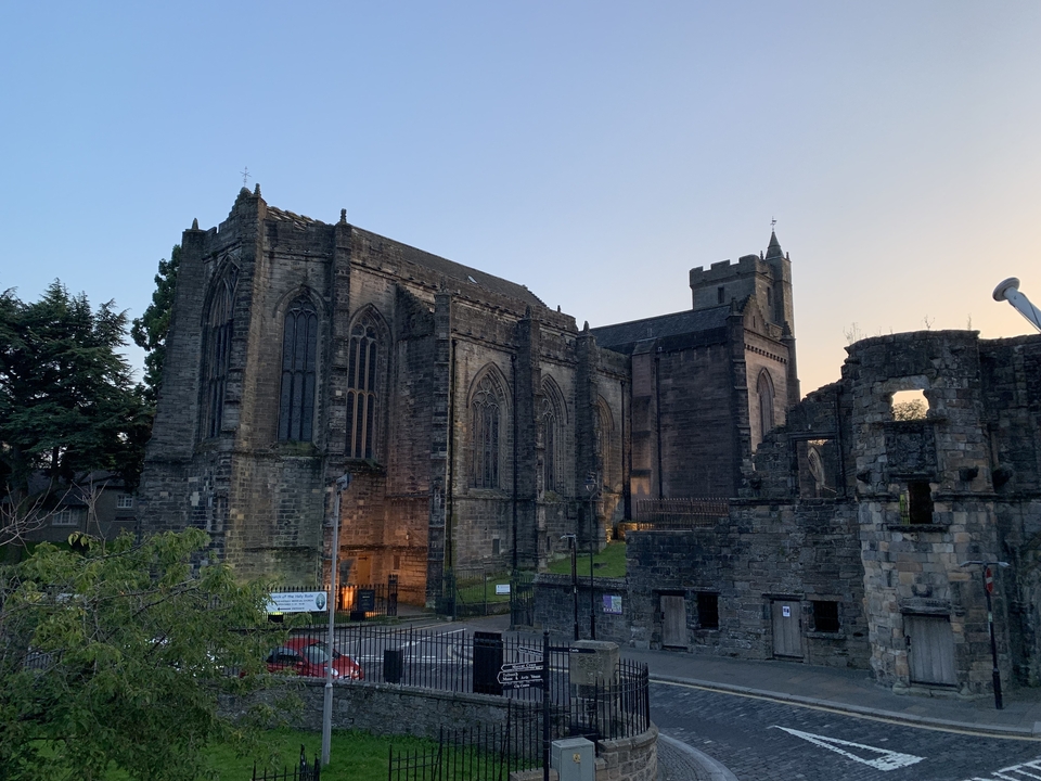 Bâtiment d'église historique au crépuscule avec des lumières illuminant la structure.