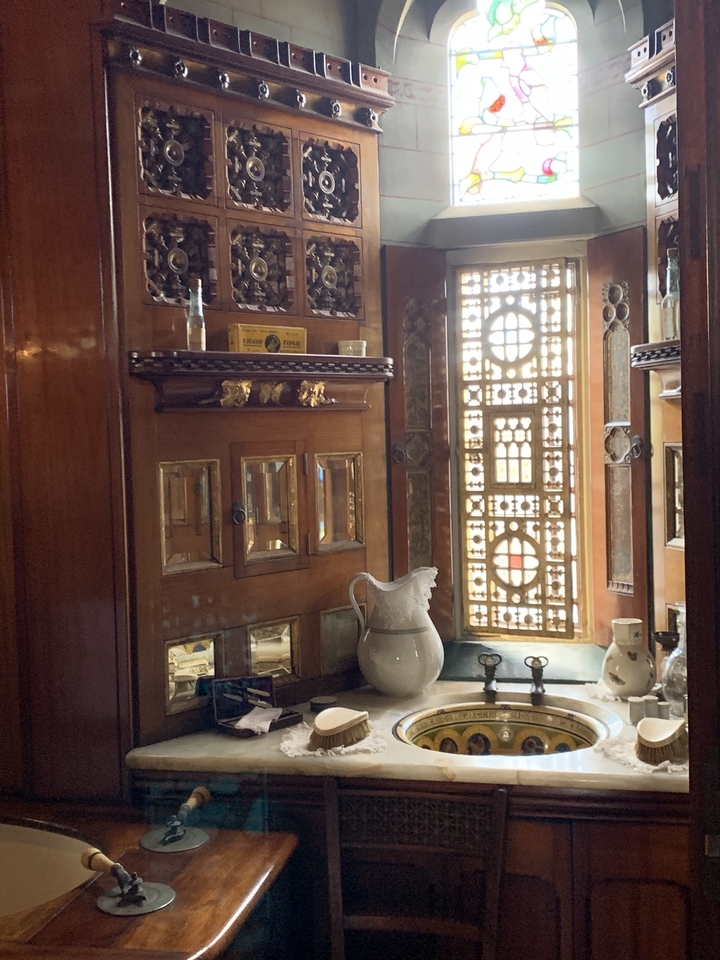 Une vue intérieure avec un décor en bois et des détails de vitraux.