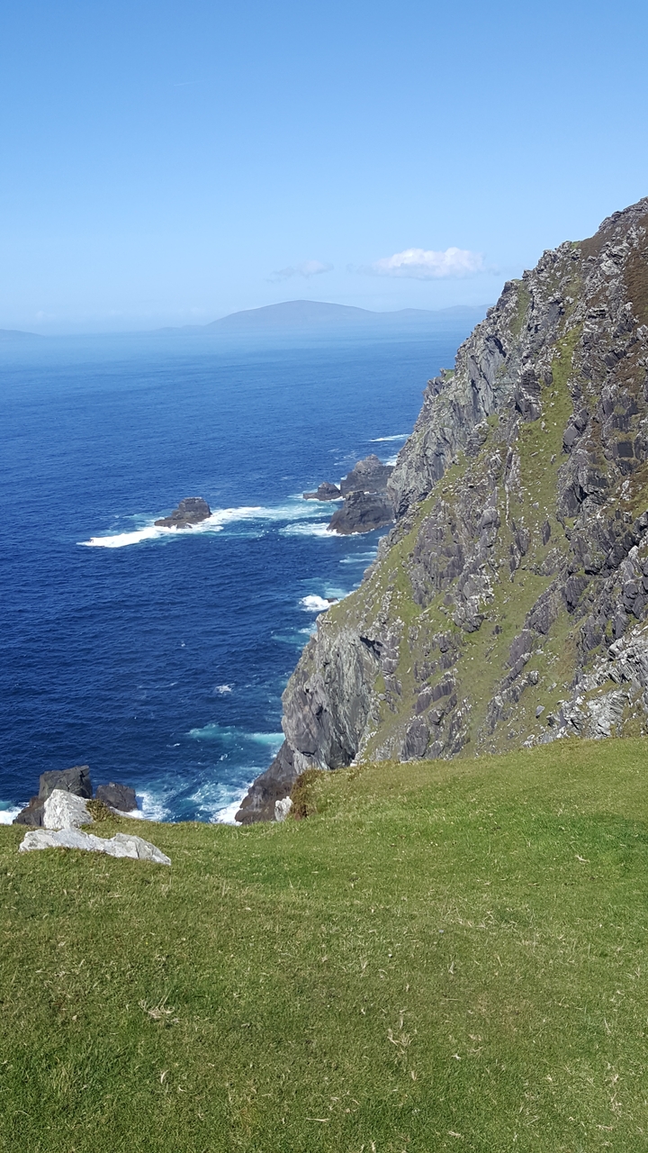 Falaises rocheuses avec les vagues de l'océan qui se brisent en contrebas.