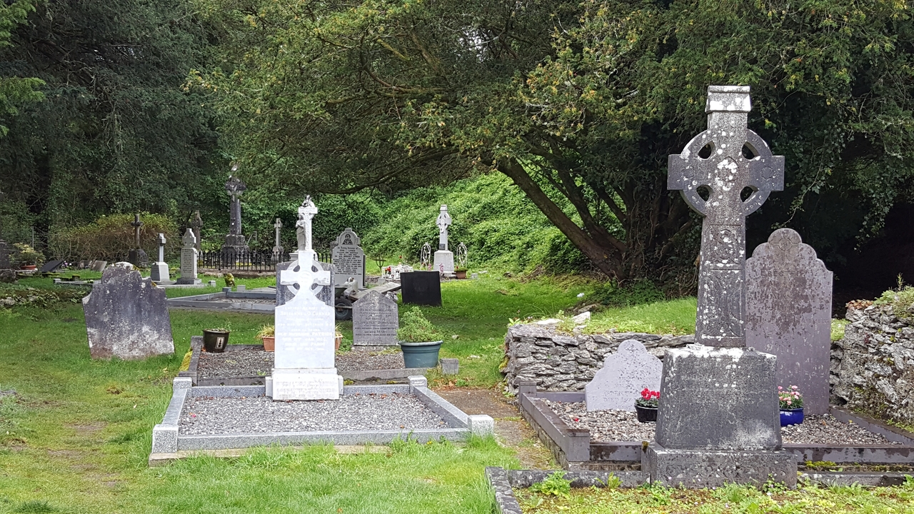 Cimetière avec des croix celtiques et des tombes en pierre.