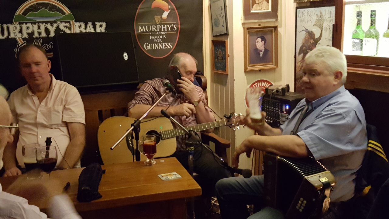 Des musiciens jouant des instruments traditionnels dans un bar.