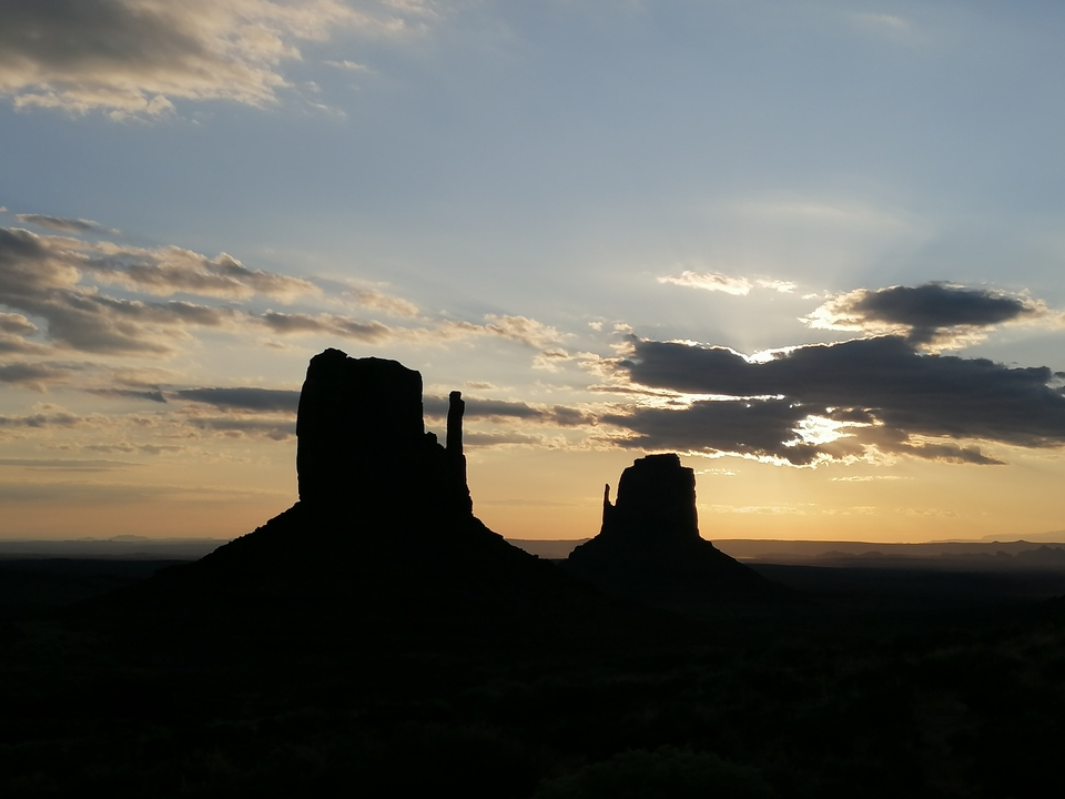 Formations rocheuses en silhouette au coucher du soleil dans Monument Valley.