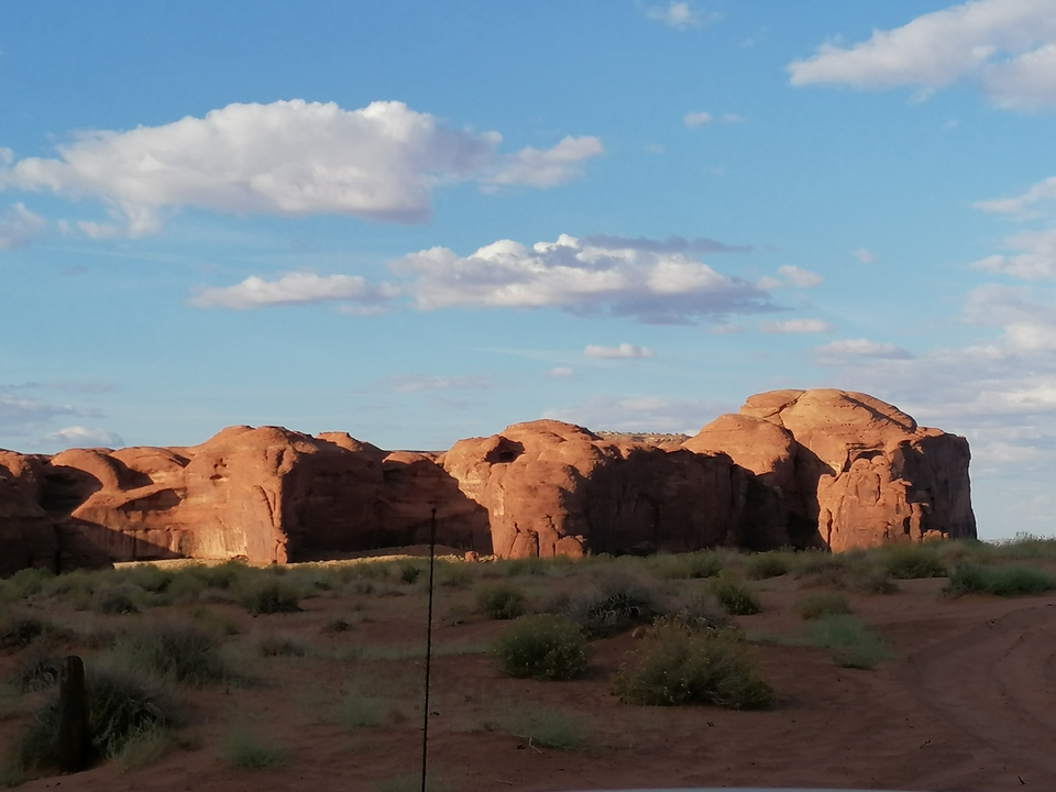 Formations rocheuses sous un ciel bleu éclatant avec des nuages.
