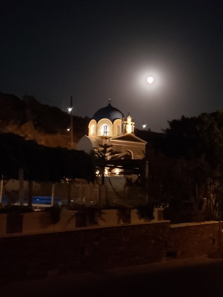 Vue nocturne d'une église avec un dôme.