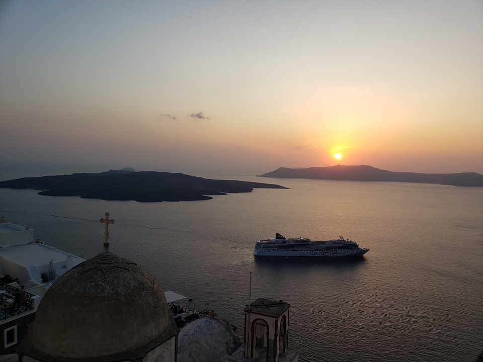 Vue du coucher de soleil sur la mer avec un grand navire de croisière.