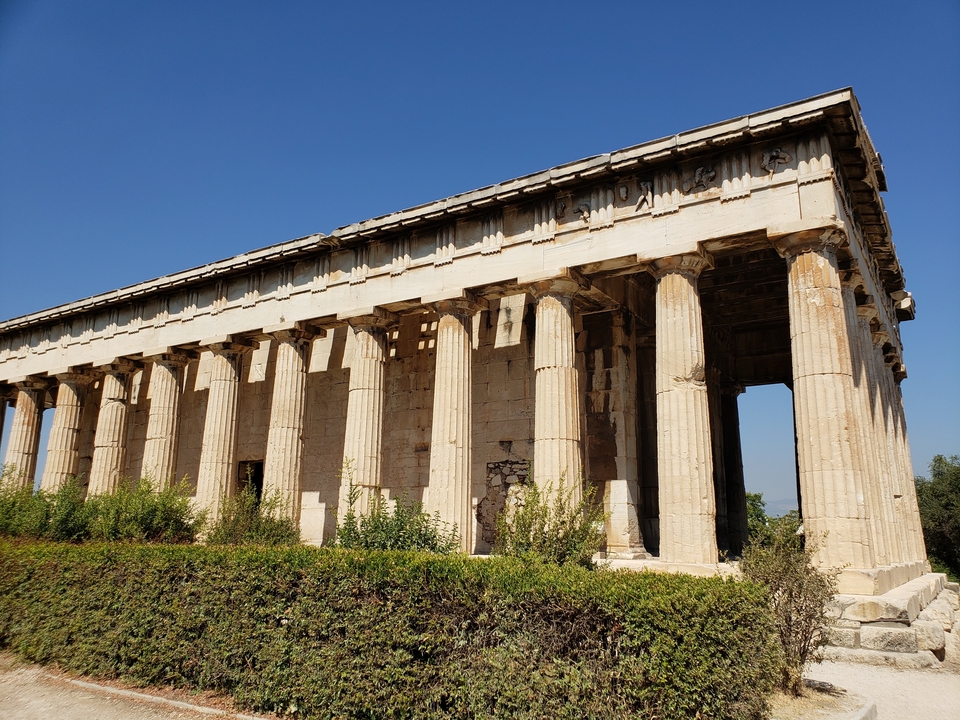 Temple grec antique avec des colonnes imposantes.