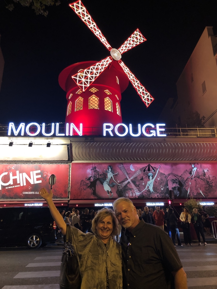 Façade illuminée du Moulin Rouge la nuit.