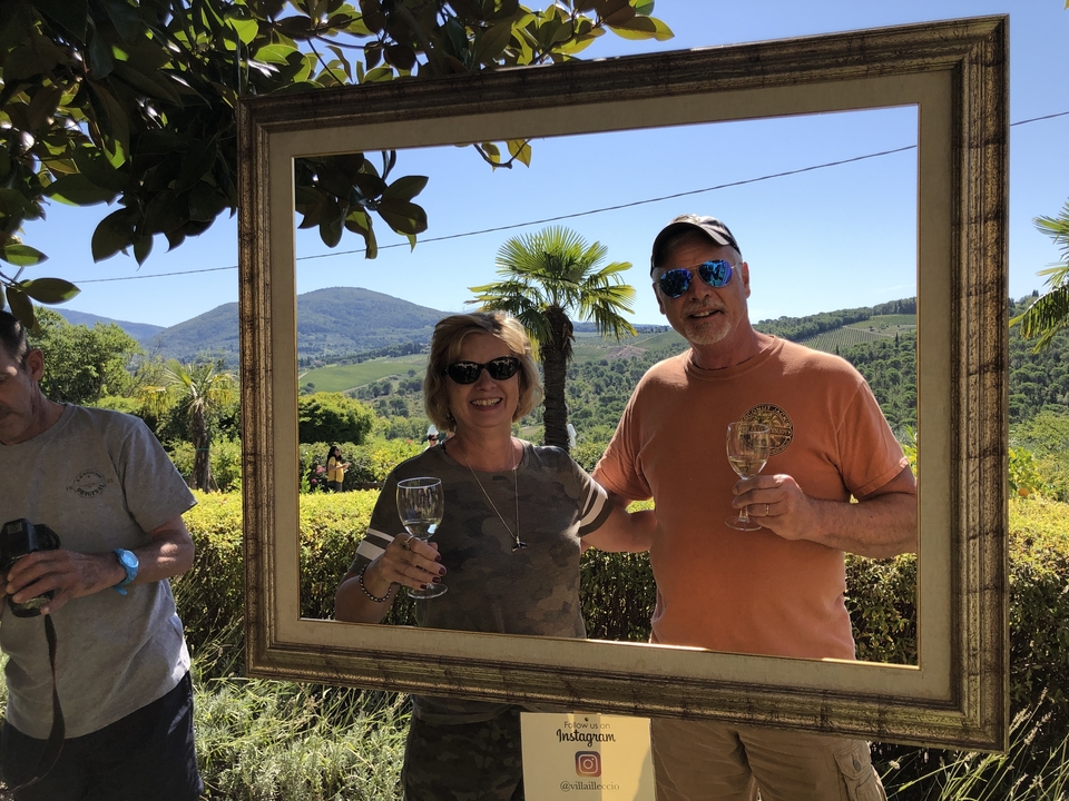 Couple tenant des verres avec un paysage pittoresque.