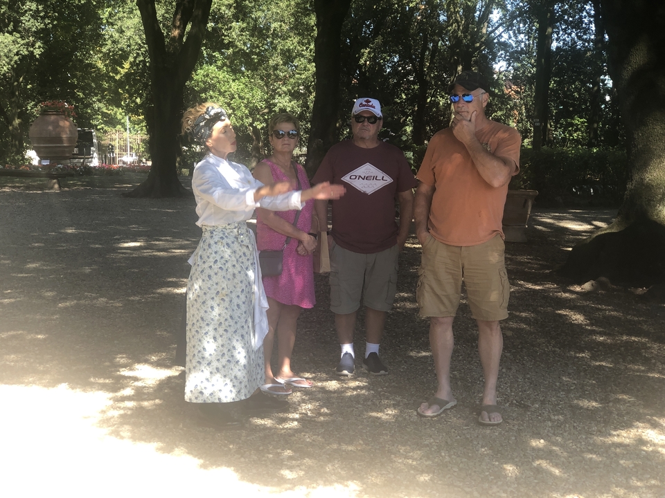 Groupe de personnes ayant une conversation à l'extérieur.