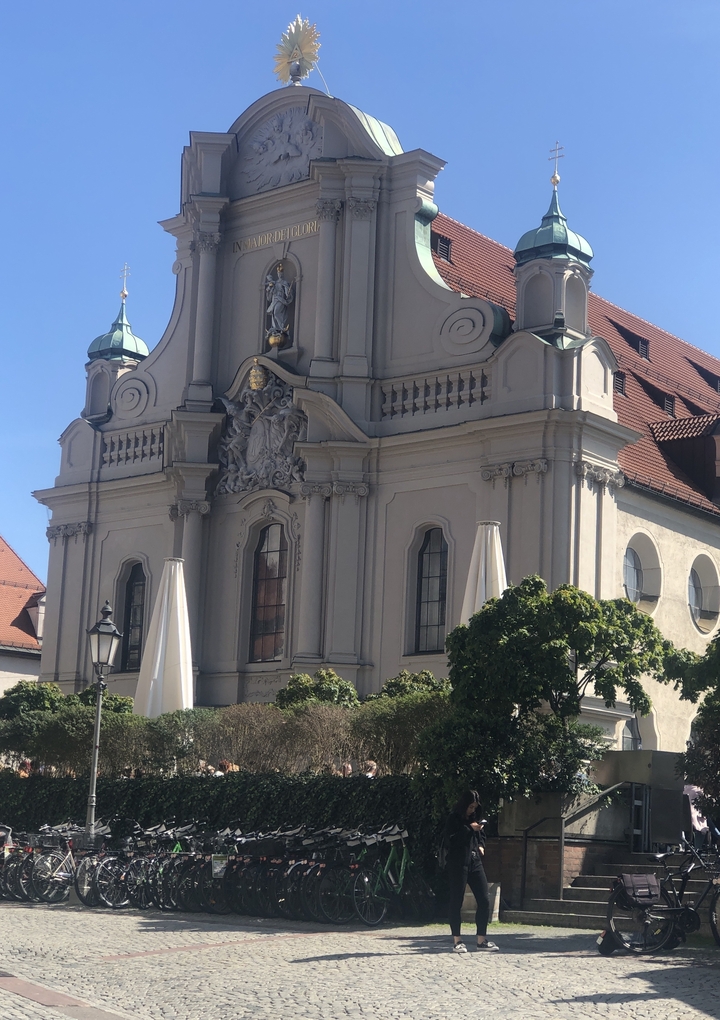 Bâtiment historique avec des détails architecturaux et une bannière.