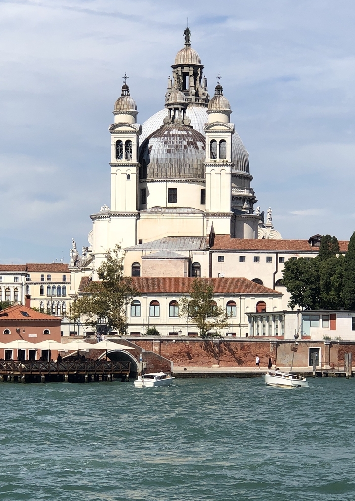Bâtiment historique avec des dômes et des toits orange.