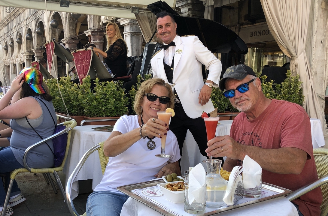 Des gens savourant des boissons dans un café en plein air.