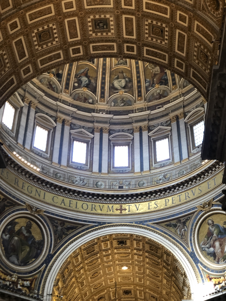 Intérieur d'un grand dôme avec des détails complexes.