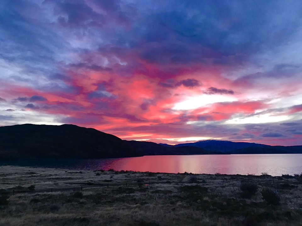 Magnifique coucher de soleil sur un lac aux couleurs éclatantes.