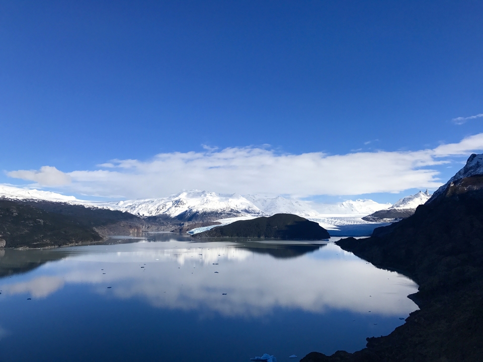 Vue panoramique des montagnes enneigées et du lac.