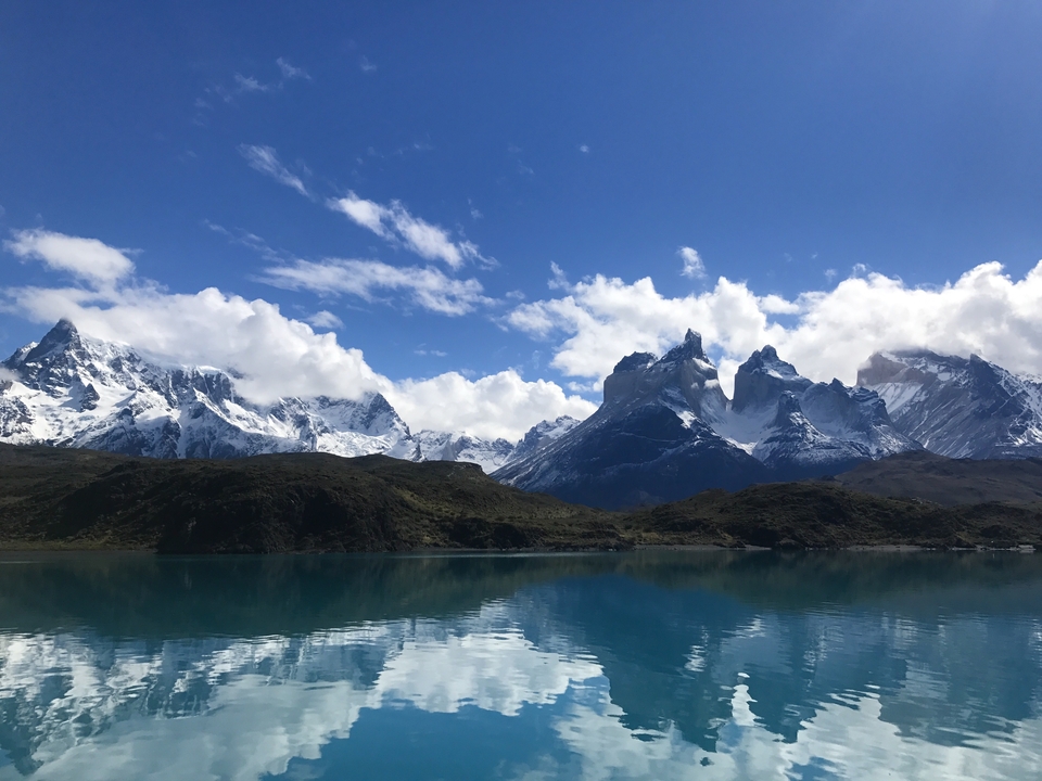 Horizon avec des montagnes spectaculaires et un ciel dégagé.