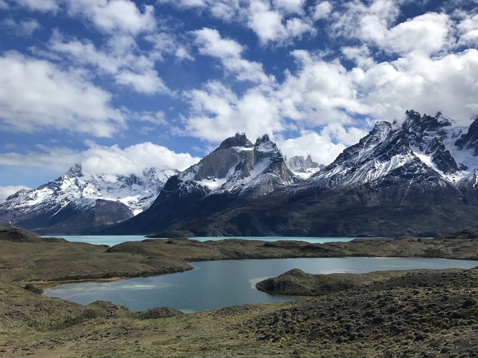 Chaîne de montagnes avec un ciel bleu dégagé et des reflets dans le lac.