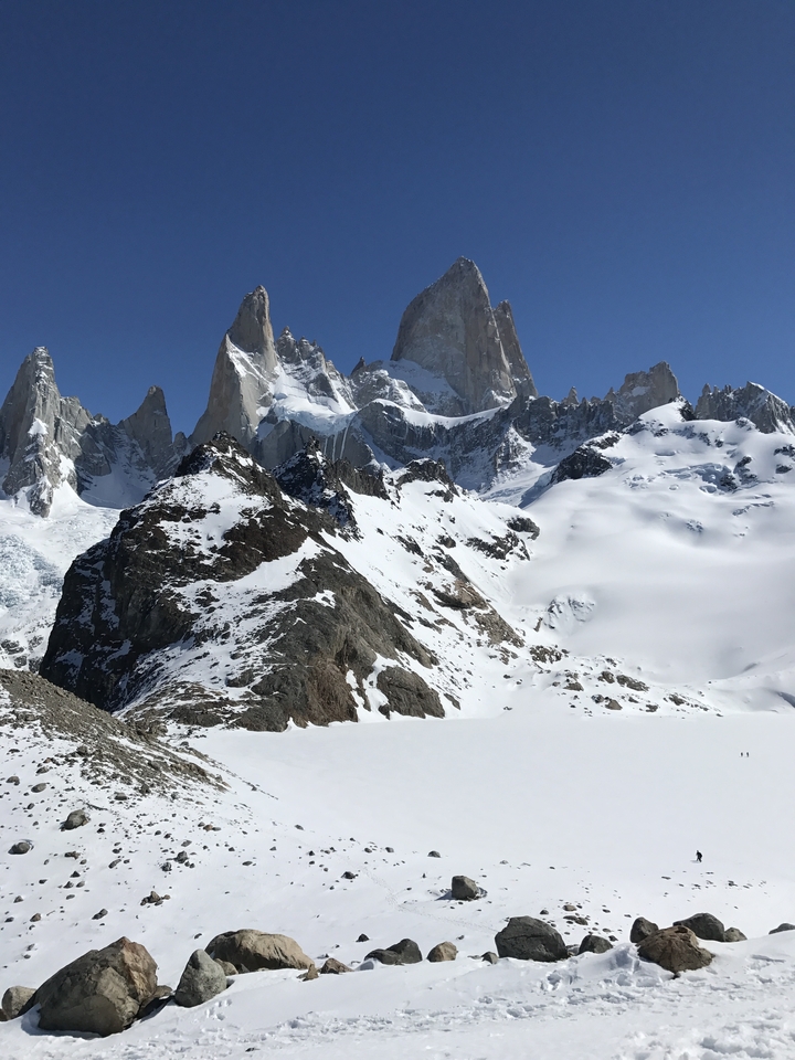 Montagnes enneigées sous un ciel dégagé.