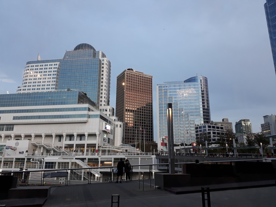 Horizon avec des immeubles modernes de grande hauteur et des gens qui marchent.