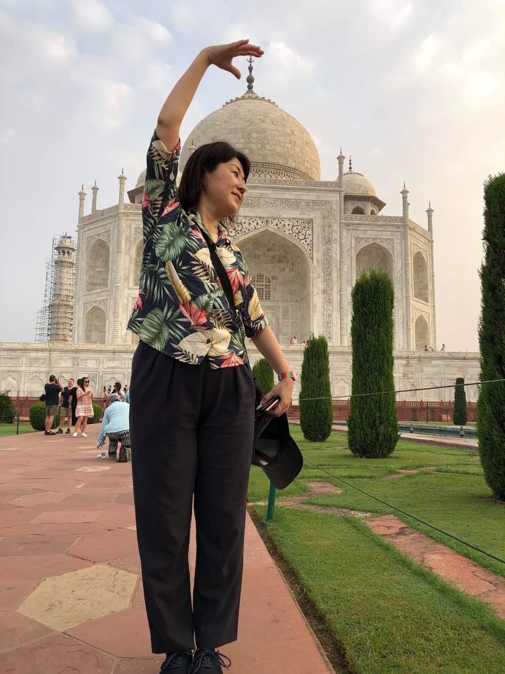 Personne prenant un selfie devant le Taj Mahal.