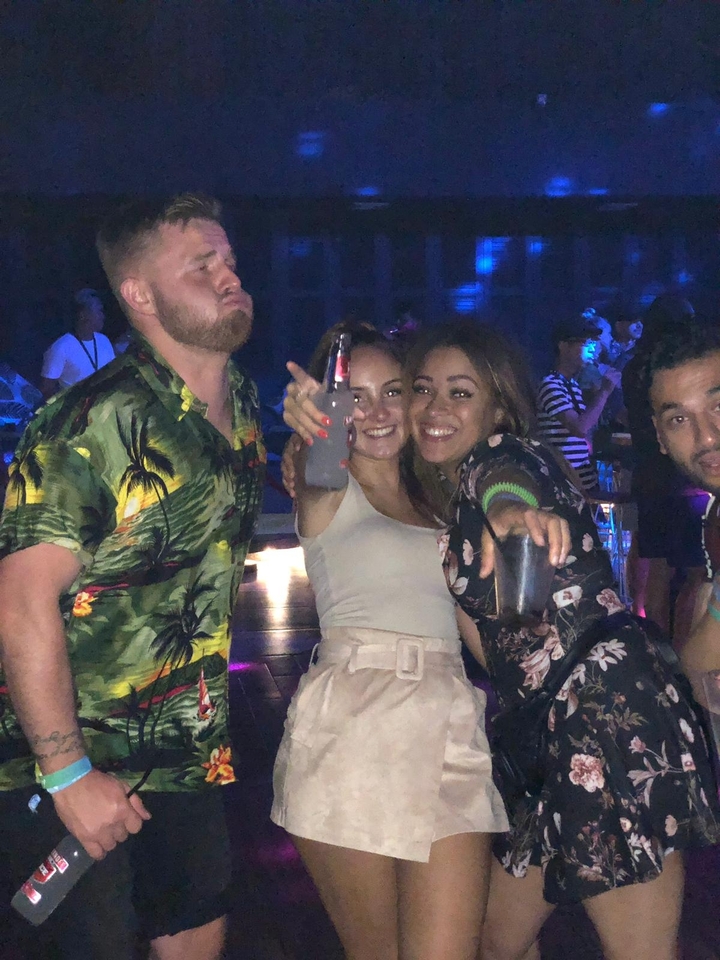 Groupe de personnes profitant d'une soirée en boîte de nuit.