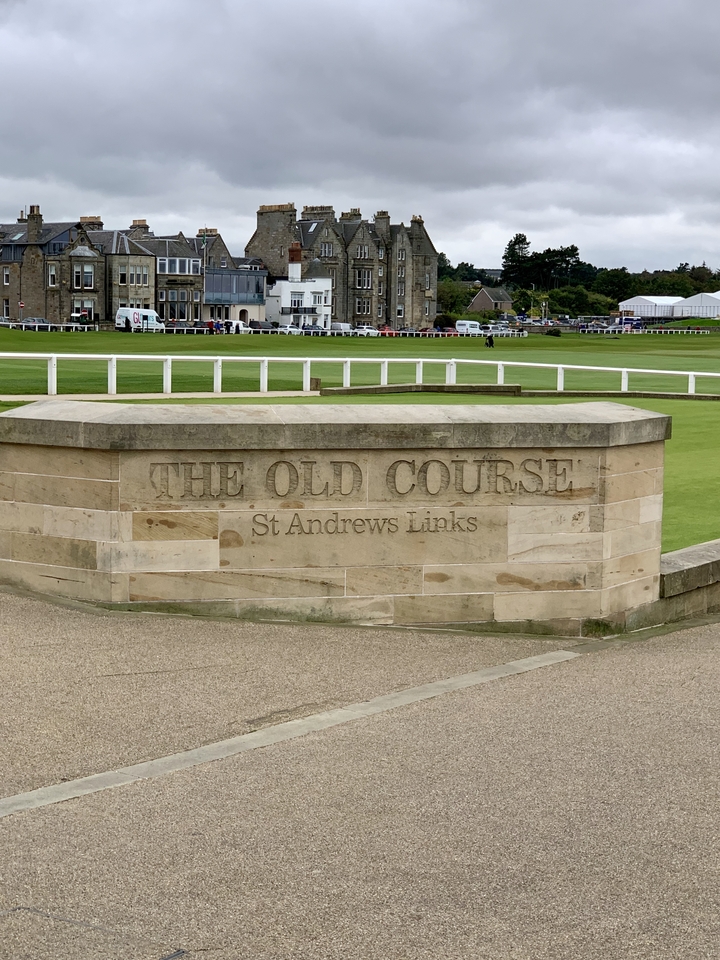 Un monument historique présentant le panneau en pierre 'The Old Course St Andrews Links'.