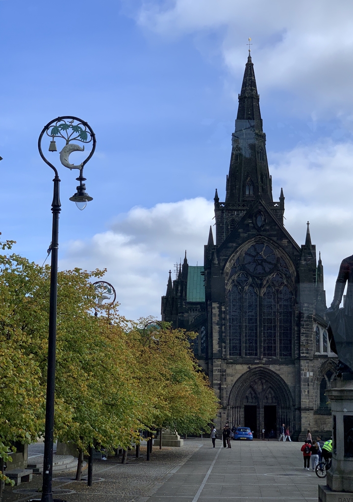 Structure historique avec une maçonnerie détaillée et un lampadaire au premier plan.