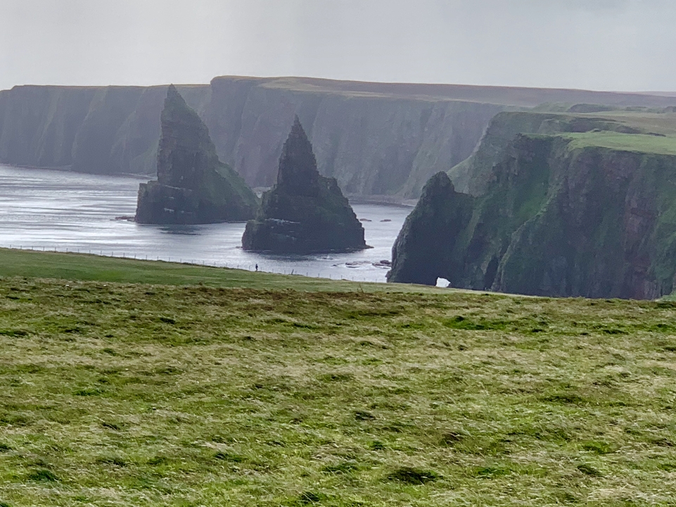 Vue côtière avec des falaises imposantes qui descendent dans la mer.