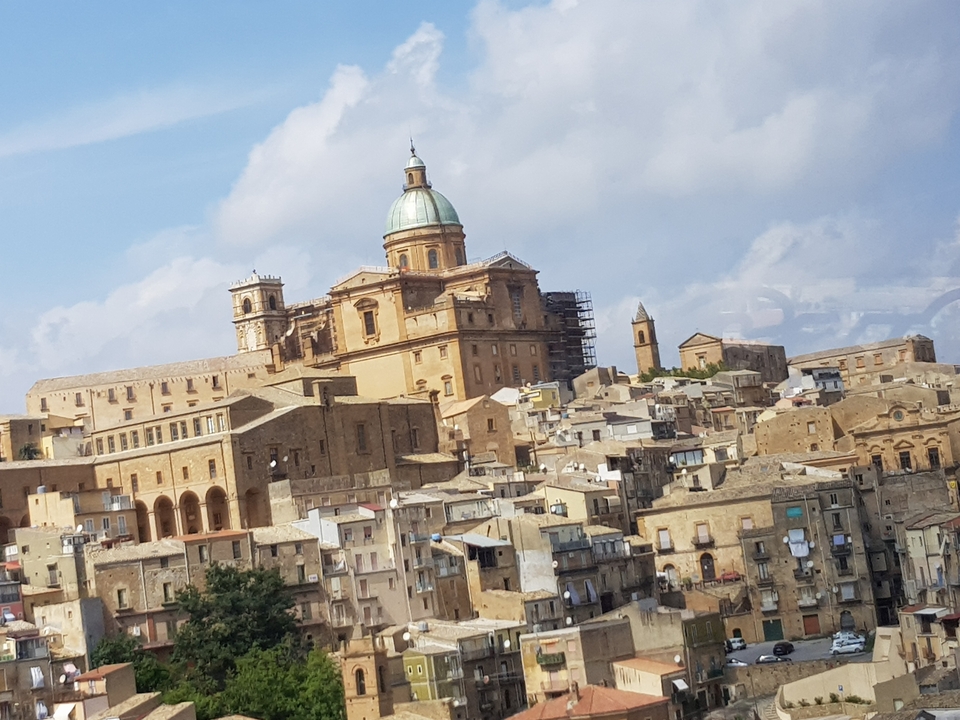 Vue panoramique d'une ville historique avec une grande structure à coupole au centre.