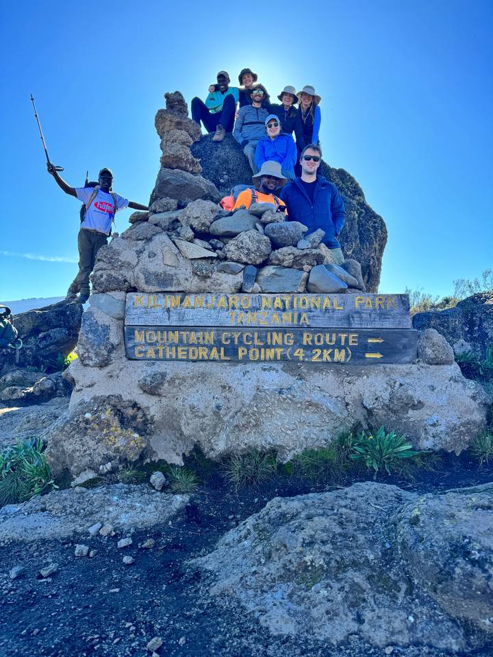 Groupe au panneau du Parc National du Kilimandjaro