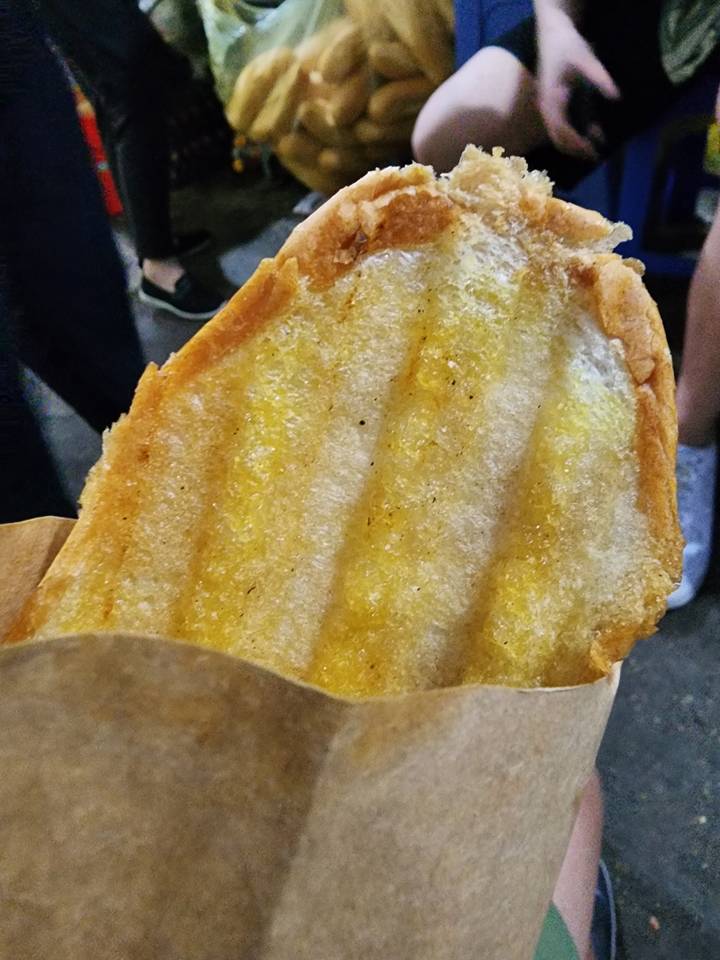 Grillé emballé dans du papier.
Or more naturally: Aliment grillé emballé dans du papier.