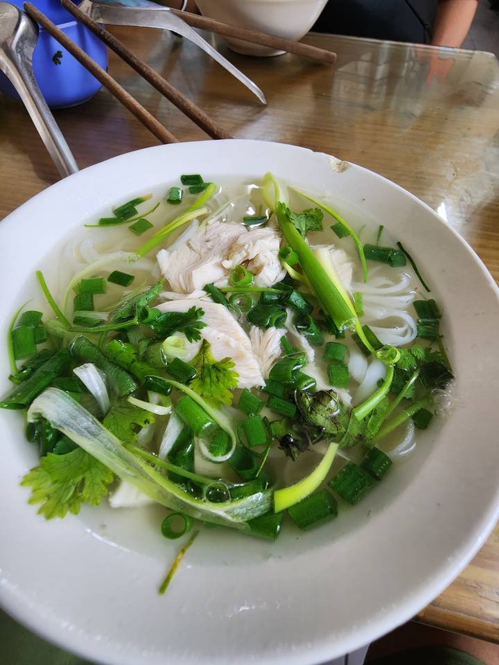 Bol de pho vietnamien aux herbes.