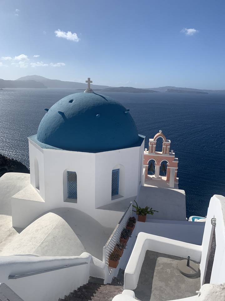 Église au dôme bleu dominant la mer.