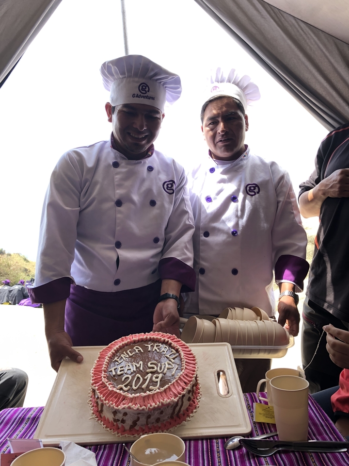 Deux chefs en uniforme avec un plateau d'articles.