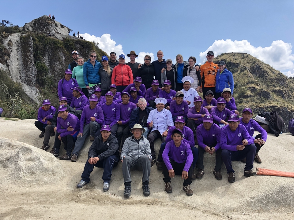 Photo de groupe de personnes portant des tenues assorties sur une colline.